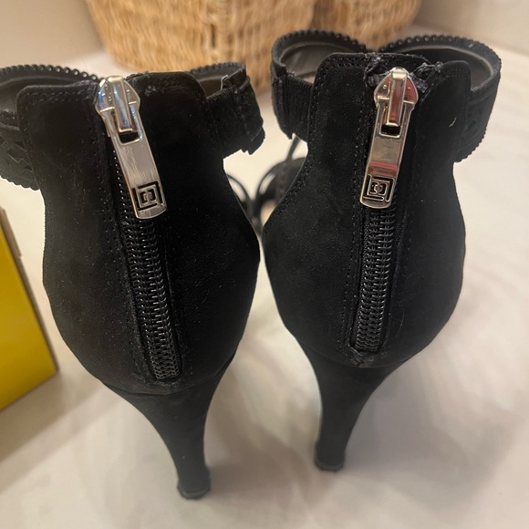 Women’s Heels - Picture 5 of 6